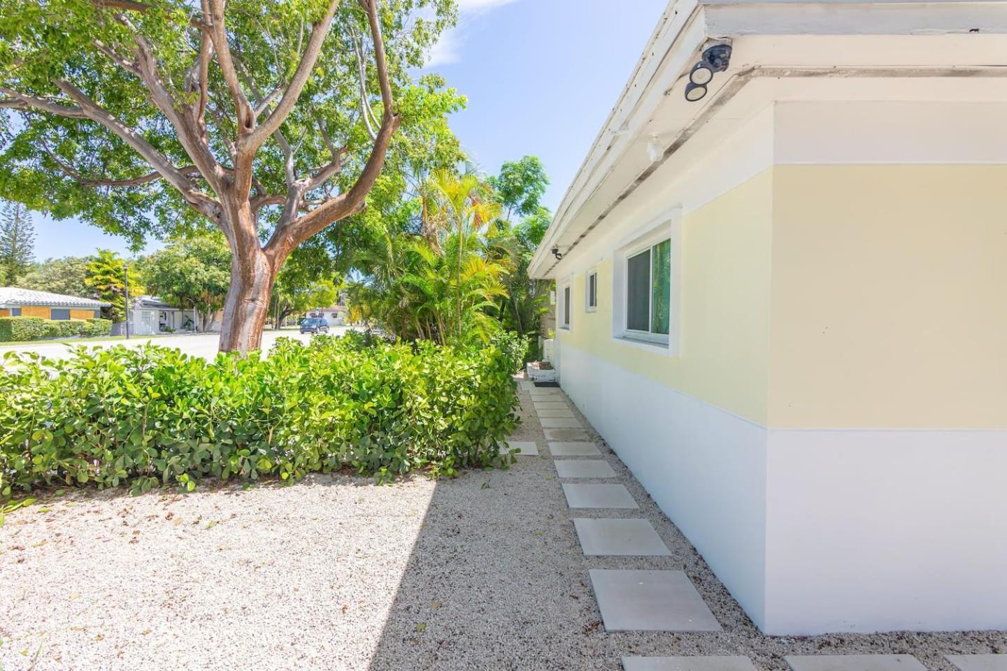 Newly Renovated Stylish Studio In El Portal #2 Miami Luaran gambar